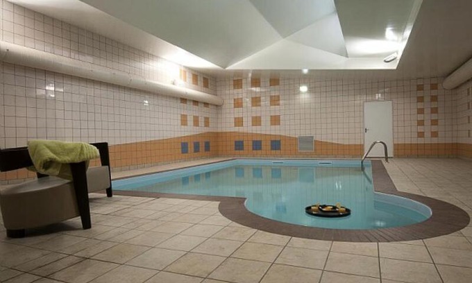 Poitiers Apartamento | Eté 2022 - Studio meublé résidence 3 étoiles avec piscine intérieure - place parking privé comprise