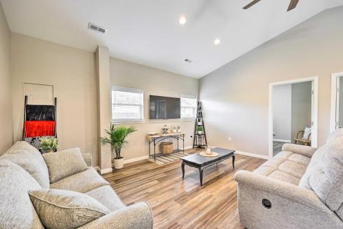 Berryville Casa | Eureka Springs Area Home with Porch, Grill!