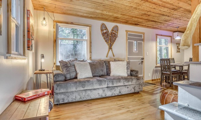 Rhododendron Cabina | EV charger, AC, Huge Fenced Yard, Last Minute Deals on Sept-Oct Dates!
