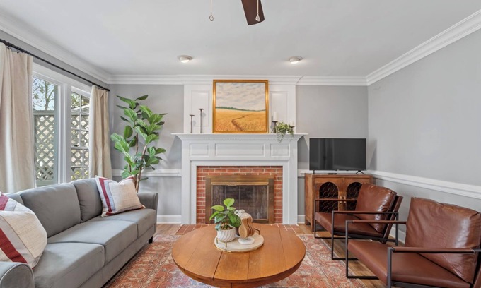 Cary Casa | EV Charger|King Bed|Pets OK|Bond Lake
