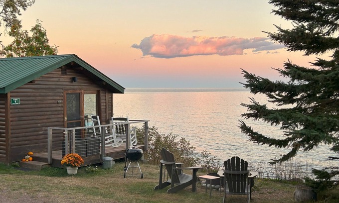 Croftville Cabina | Eve’s Place Lakeside Cabin 1