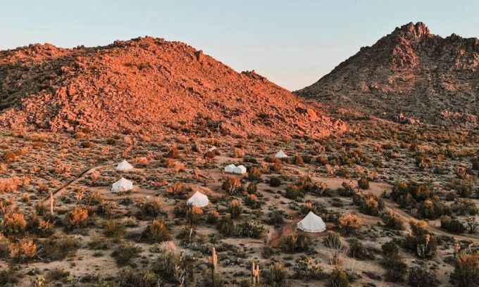 Yucca Alquiler De RV | Everything · Camp Ravari: Six Tents & Tiny Home Desert Retreat