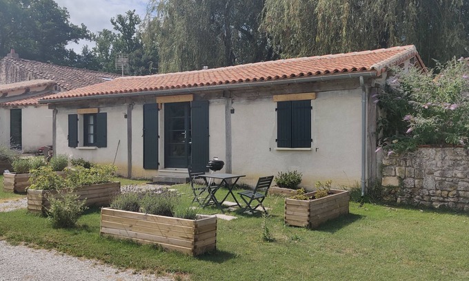 Soyaux Cabaña | Exceptional bungalow, spacious, shared pool, for long stays