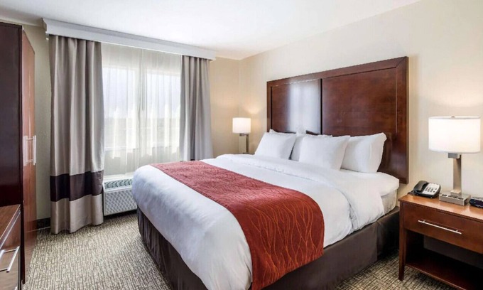 Bonner Springs Casa | Exceptional King Room with Finest Amenities