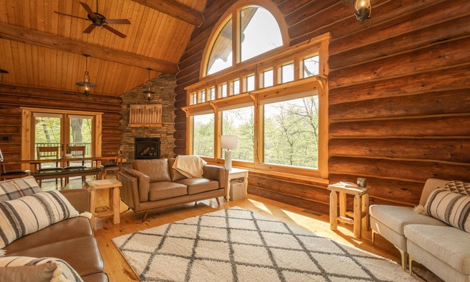 Alexandria Cabina | Exceptional Log Cabin centrally located between wonderful lakes, winery, & golf