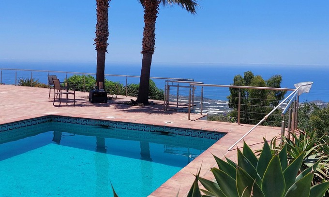 Sayalonga Villa | Villa Estrellita con 180° de vista fantástica del Mediterráneo.