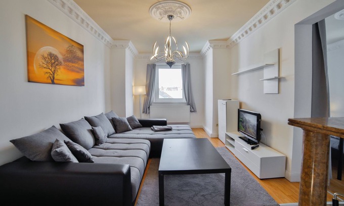 Nord-Mitte Apartamento | Exclusive apartment in historic residential building with fireplace, bathroom & plenty of space