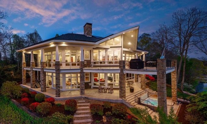 Barium Springs Chalet De Esquí | Exclusive Grand Lakefront Escape on Island 180 Lake Front Views