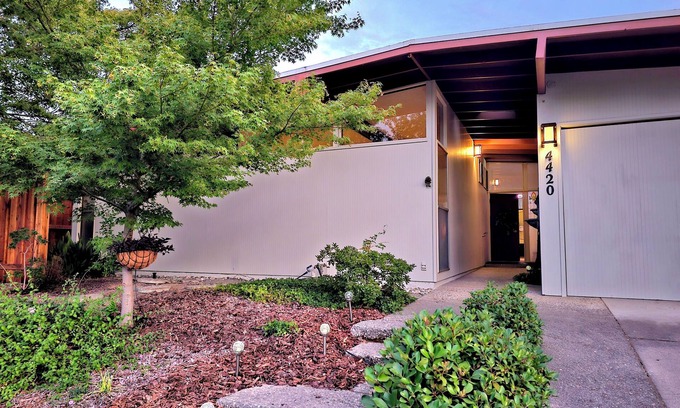 Arden-Arcade Casa | Exclusive Mid-Century Modern Retreat