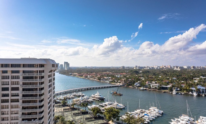 Northeast Coconut Grove Condominio | Ático exclusivo frente al mar en Coconut Grove con servicio de valet gratuito