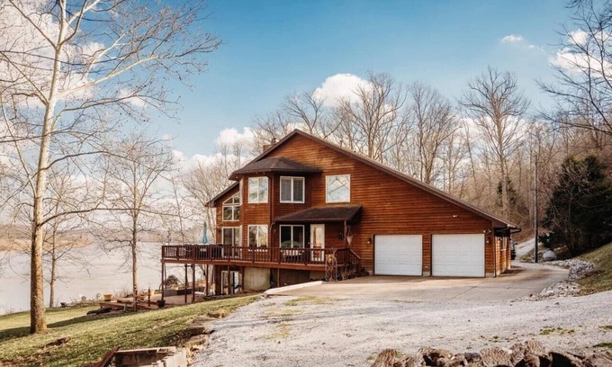 Magnet Cabina | Exclusive Ohio River Retreat with Hot Tub