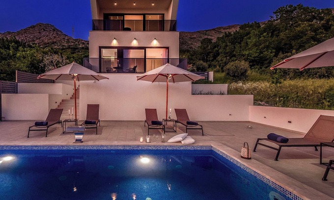 Plat Villa | Exclusive Villa Belenum with breakfast, gym, sauna, sea views