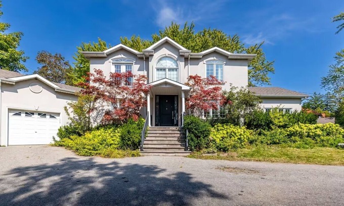 Scarborough Casa | Executive home, spacious, 4 bedrm, parking, 30 min to downtown, backyard, pets