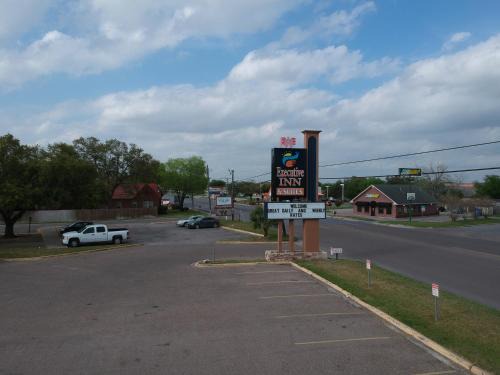 Beeville Hotel | Executive Inn Beeville US 181