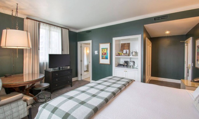 Downtown Portland Apartamento | Executive King Room with Signature Amenities
