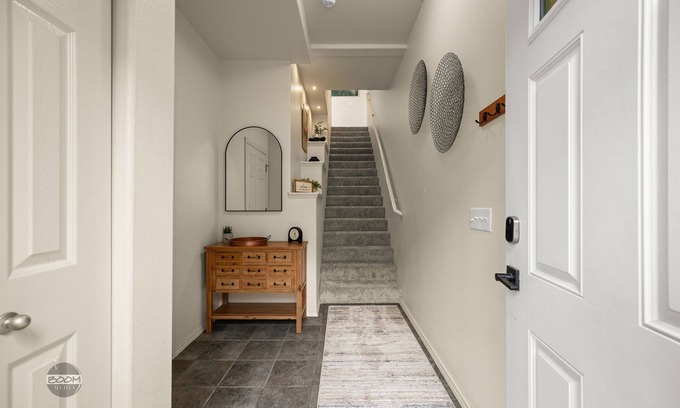 Spenard Condominio | Executive Luxury: Elegant 2BR 2.5BA Condo with 2 Fireplaces & Garage Parking