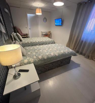 Cribbs Causeway Apartamento | Executive Room 3 Near Southmead Hospital on suite bathroom