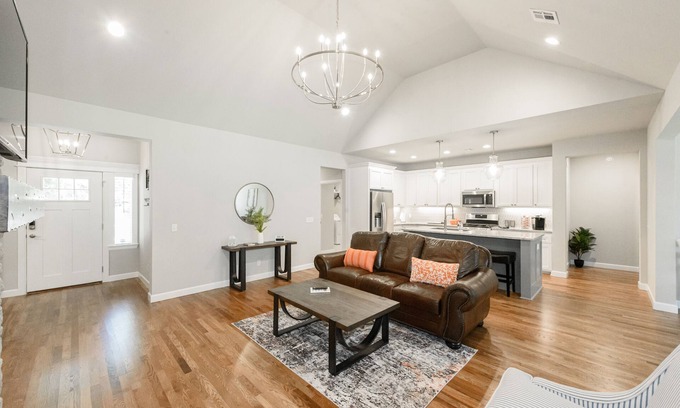 Broken Arrow Casa | Executive Stay, Modern Farmhouse Perfect Location. Garage Parking.