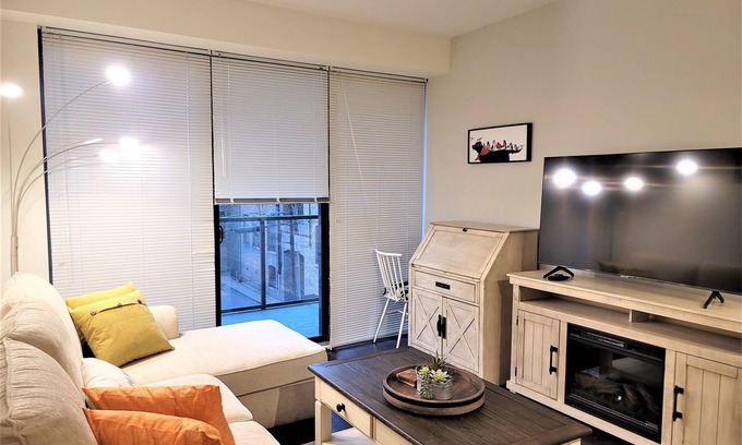 Evanston Apartamento | Executively Appointed Condo, w/resort amenities, IND GAR, Pool, Gym+ Biz Lounge