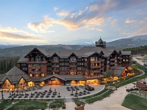 Peak 8 Apartamento | Expansive 4 Bedroom Ski In, Ski Out One Ski Hill Residence Located At The Base Of Peak 8 With Beautiful Views