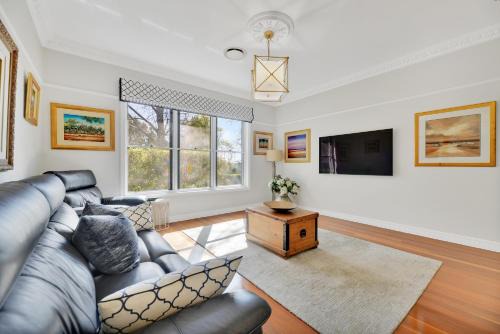 Cotswold Hills Casa | Expansive Cotswold Hills Retreat with Garden BBQ