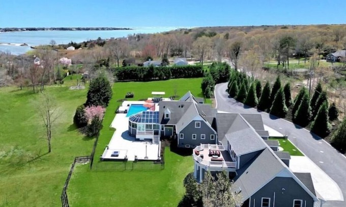 Hampton Bays Casa | Expansive Hamptons Mansion!