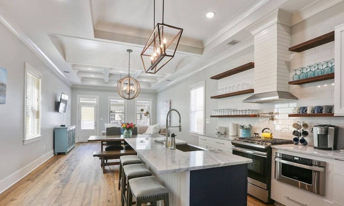 Faubourg Lafayette Casa | Expansive Modern Luxury Home - Streetcar Adjacent!