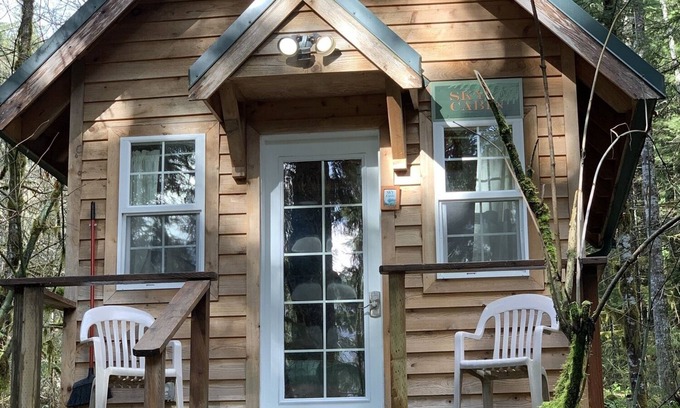 Ashford Cabina | Experience a custom built tiny home cabin near Mt Rainier National Park. It sleeps up to three! Firepit, access to shared hot tub, walking distance to Copper Creek Restaurant