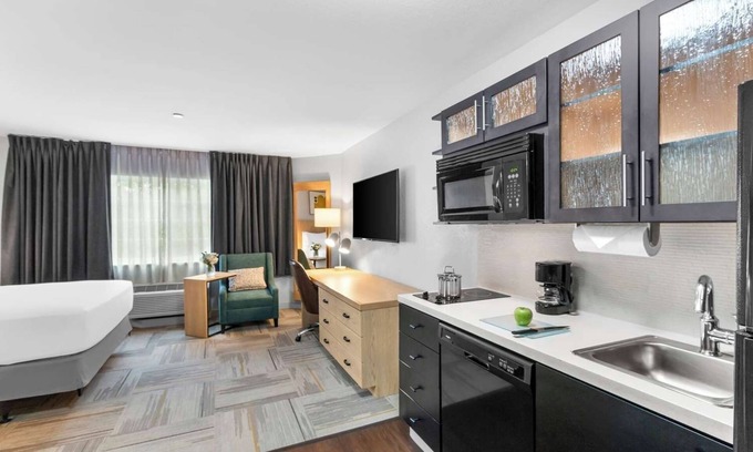 East Congress Apartamento | Experience Austin's Famous 6th Street! Full Kitchen, Pet-friendly Property!