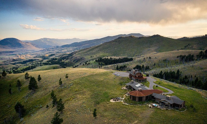 Emigrant Casa | Experience Luxury in Nature: Private Lodge & Guest Home in Paradise Valley