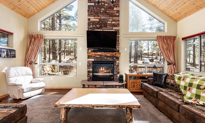 Williams Cabina | Experience Luxury near Williams & Grand Canyon: Your Cool Mountain Getaway!