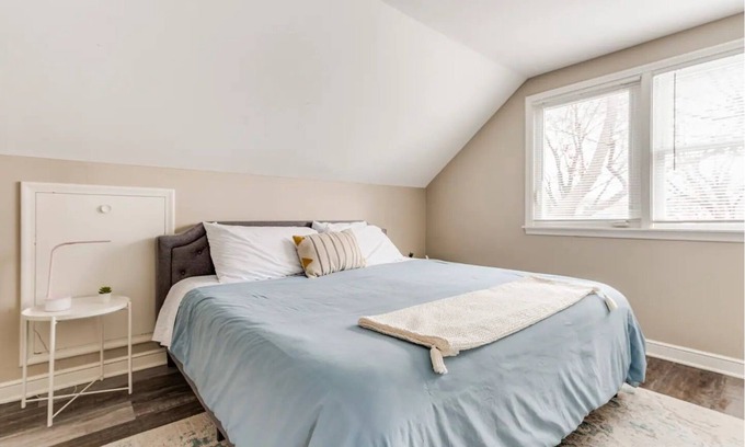 Minneapolis Casa | Experience Minneapolis; entire house, close to Downtown Uptown and UofM