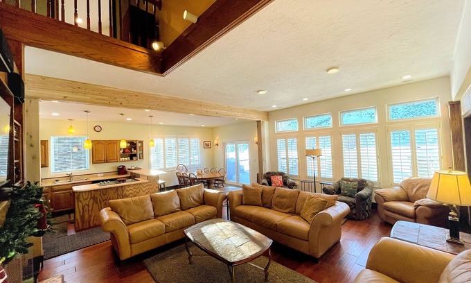 Sun Valley Casa | Amplia bañera de hidromasaje al aire libre con vista al CAMPO DE GOLF 5BDRM 5BA AIRE ACONDICIONADO!