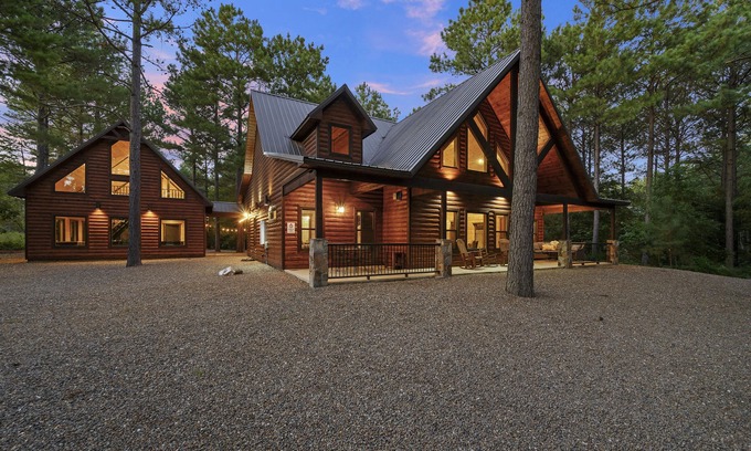 Hochatown Cabina | Experience THE BIG CHILL and reminisce with your group in luxury--Sleeps 16!!!