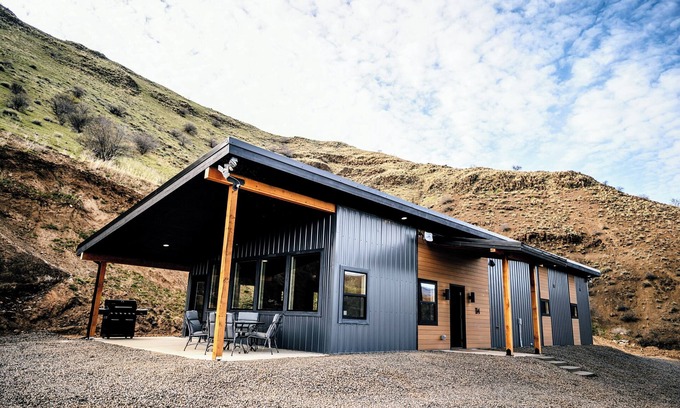 White Bird Casa | Experience the mountains in modern luxury with views of the Salmon River