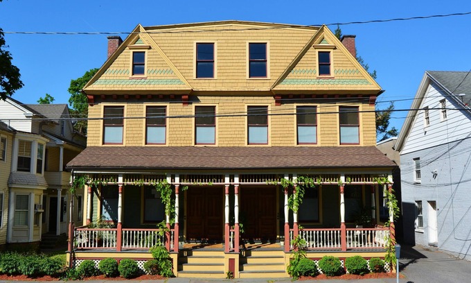 Kingston Casa | Explore la zona residencial de Kingston desde el histórico Bau Guesthaus