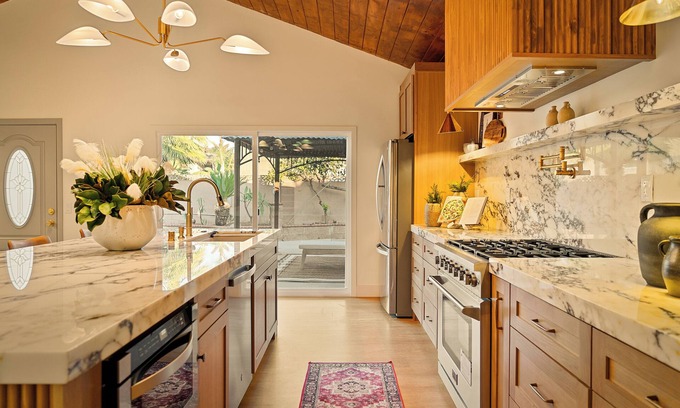 Garden Grove Casa | Exquisite and Outstanding Home Close to DisneyLand