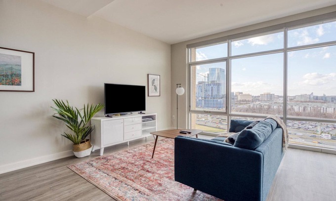 McLean Apartamento | Exquisite Fairfax 1BR w/ Pool, Elevator & Workspace, by Blueground