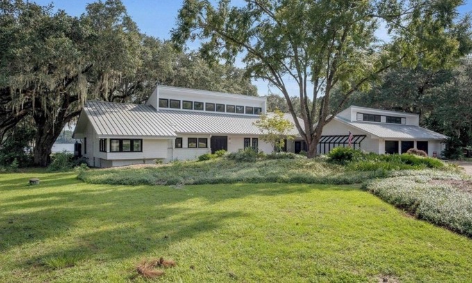 Lake Bradford -Cascade Lake Casa | Exquisite Huge Lakehouse 3 miles from FSU and downtown. Sleeps 16+