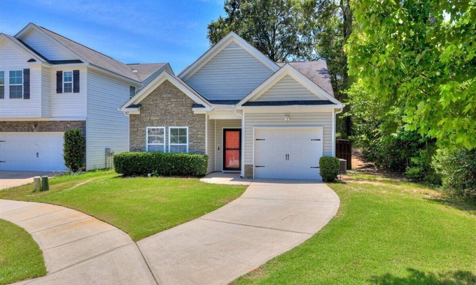 Grovetown Casa | Exquisite Living: Beautifully Designed Home in Prime Location