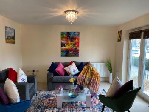 Cambridge Apartamento | Exquisite Modern Homely 2 Bed Apartment with On-street Parking, Super Fast WIFI & 5 mins drive to Science & Business Parks