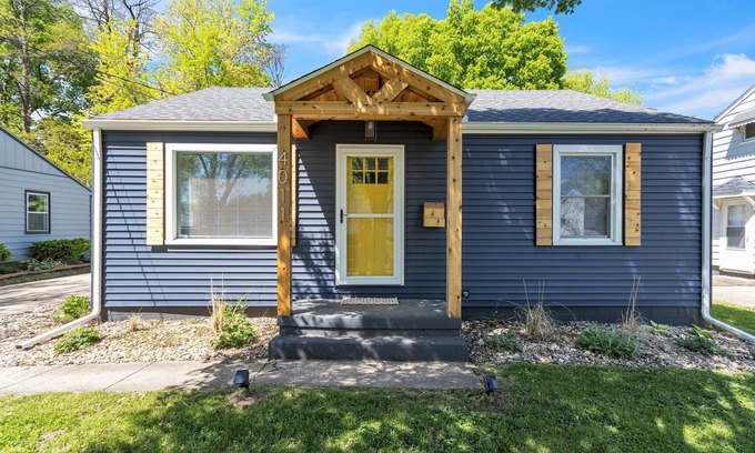 Peoria Casa | Extended Stay Gem - 2BR/1Bath Peoria Home w/ King + Queen Beds Close to OSF