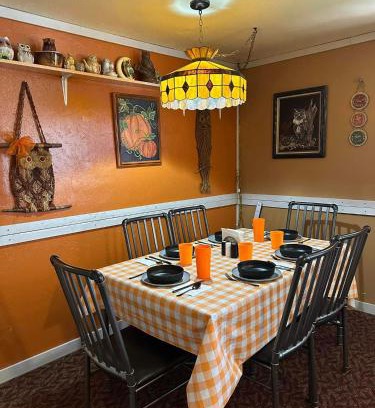 Lawton Casa | EZ 1 mile to Fort Sill! Pumpkin Cottage sleeps 9, grills, firepit, laundry