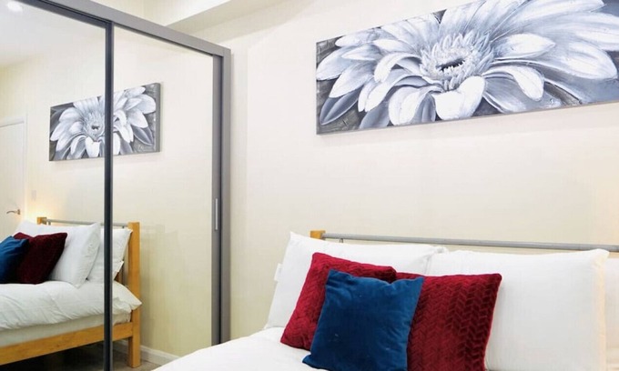 Redbridge Apartamento | F3- 690 Cranbrook Rd · Stunning Apt | Free Parking | Private Garden