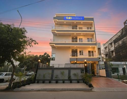 Sector 70 Hotel | FabExpress Palm Paradise