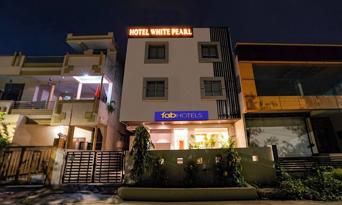 Rau Hotel | Fabhotel White Pearl