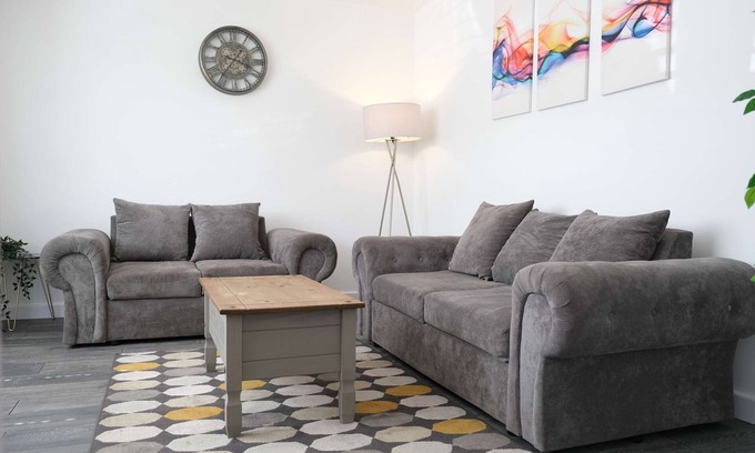 Bedford Casa | Fabulous 3 Bedroom Home with Parking in Bedford