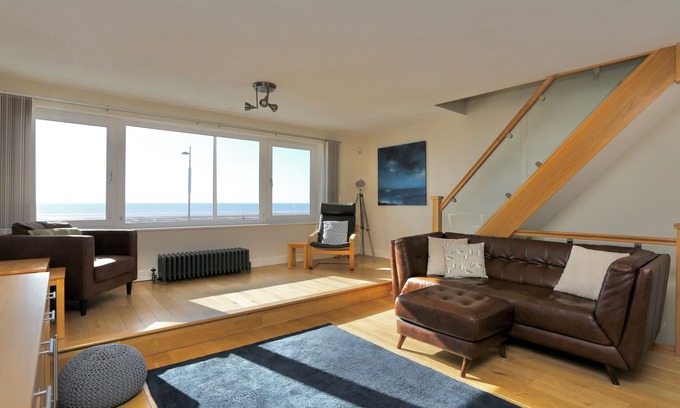 Thornton-Cleveleys Casa | Fabulous beachfront 3 bed house with parking