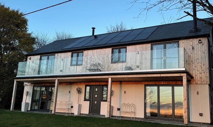 Broad Hinton Casa | Fabulous Countryside Modern Retreat with Stunning Views and Log Burners