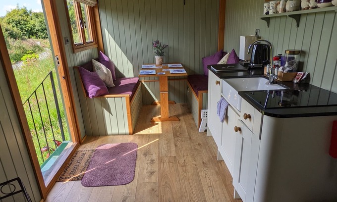 Llanfairpwllgwyngyll Cabina | Fabulous family Shepherd's hut.Pet friendly. Electric hot tub bookable extra